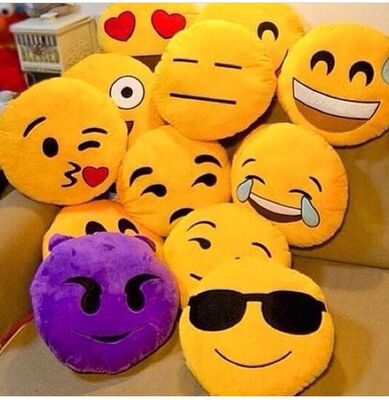 Het gele Hoofdkussen van de de Babyslaap van Emoji Emoticon rond Gevulde voor Huisgebruik
