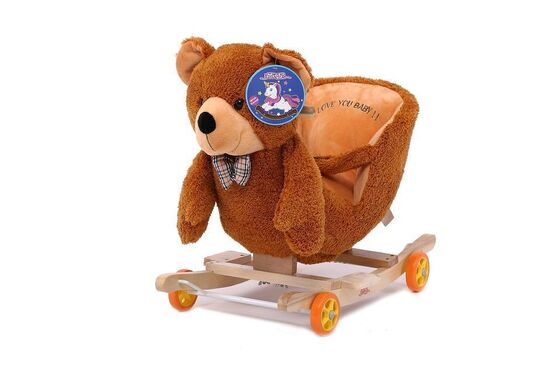 De mooie Leuke Baby die van de de Teddybeerpluche van het Babyspeelgoed Dierlijke Stoel schommelt