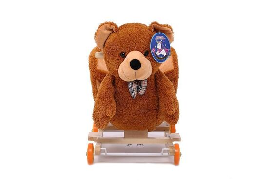 De mooie Leuke Baby die van de de Teddybeerpluche van het Babyspeelgoed Dierlijke Stoel schommelt