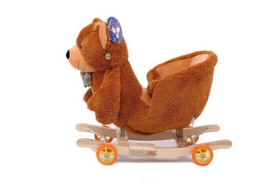 De mooie Leuke Baby die van de de Teddybeerpluche van het Babyspeelgoed Dierlijke Stoel schommelt