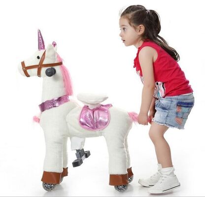 Het schommelen Jonge geitje die van de het Materiaal het Mechanische Poney van het TijgerPretpark bij het Lopen van Dier bevrijden