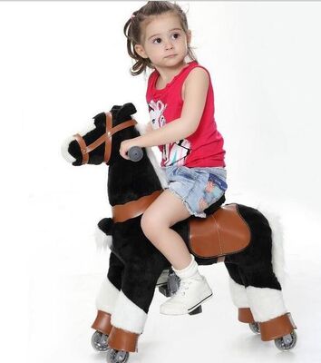 Jonge geitje die van de het Materiaal het Mechanische Poney van het manierPretpark bij het Lopen van Dier bevrijden