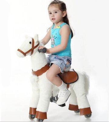 Jonge geitje die van de het Materiaal het Mechanische Poney van het manierPretpark bij het Lopen van Dier bevrijden