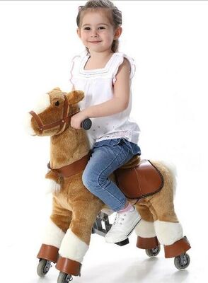 Jonge geitje die van de het Materiaal het Mechanische Poney van het manierPretpark bij het Lopen van Dier bevrijden